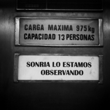 SONRÍA, LO ESTAMOS OBSERVANDO. © SANTI CARNERI SONRÍA, LO ESTAMOS OBSERVANDO. © SANTI CARNERI